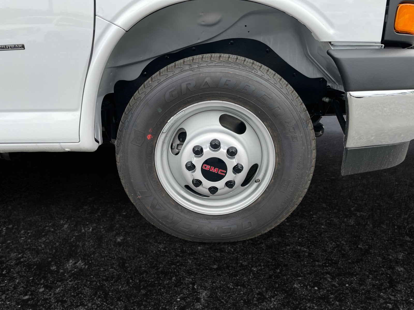 2025 GMC Savana Cutaway 3500 1WT