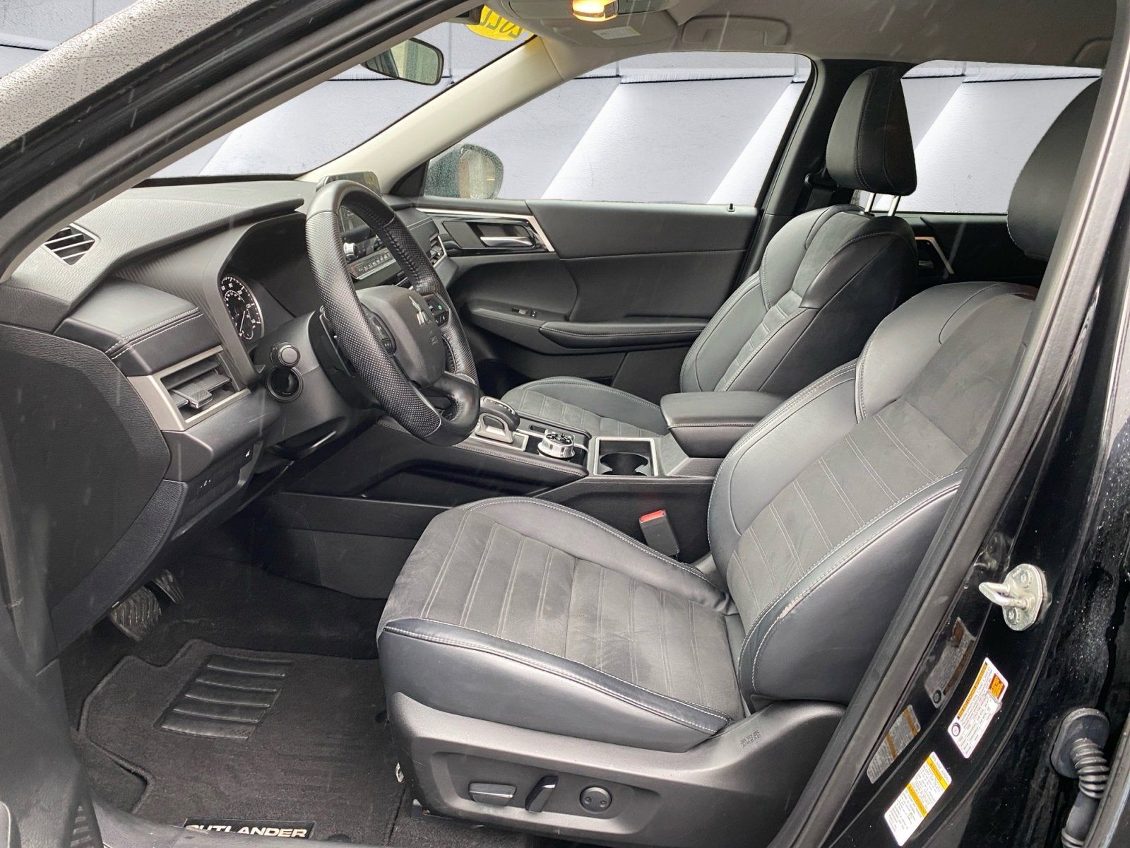 2022 Mitsubishi Outlander Base