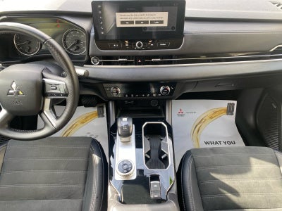 2025 Mitsubishi Outlander Base