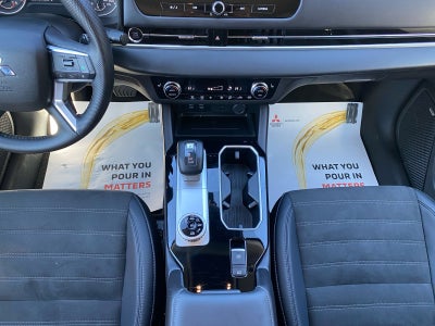 2025 Mitsubishi Outlander Base