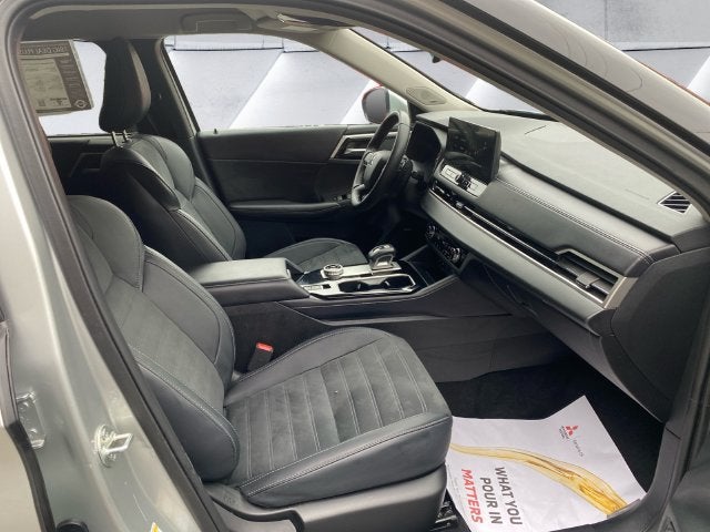 2025 Mitsubishi Outlander SE 7 Passenger