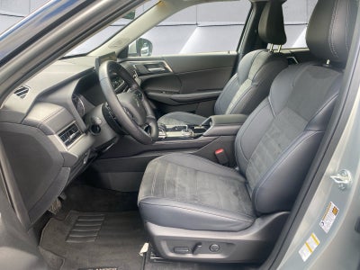 2025 Mitsubishi Outlander Base