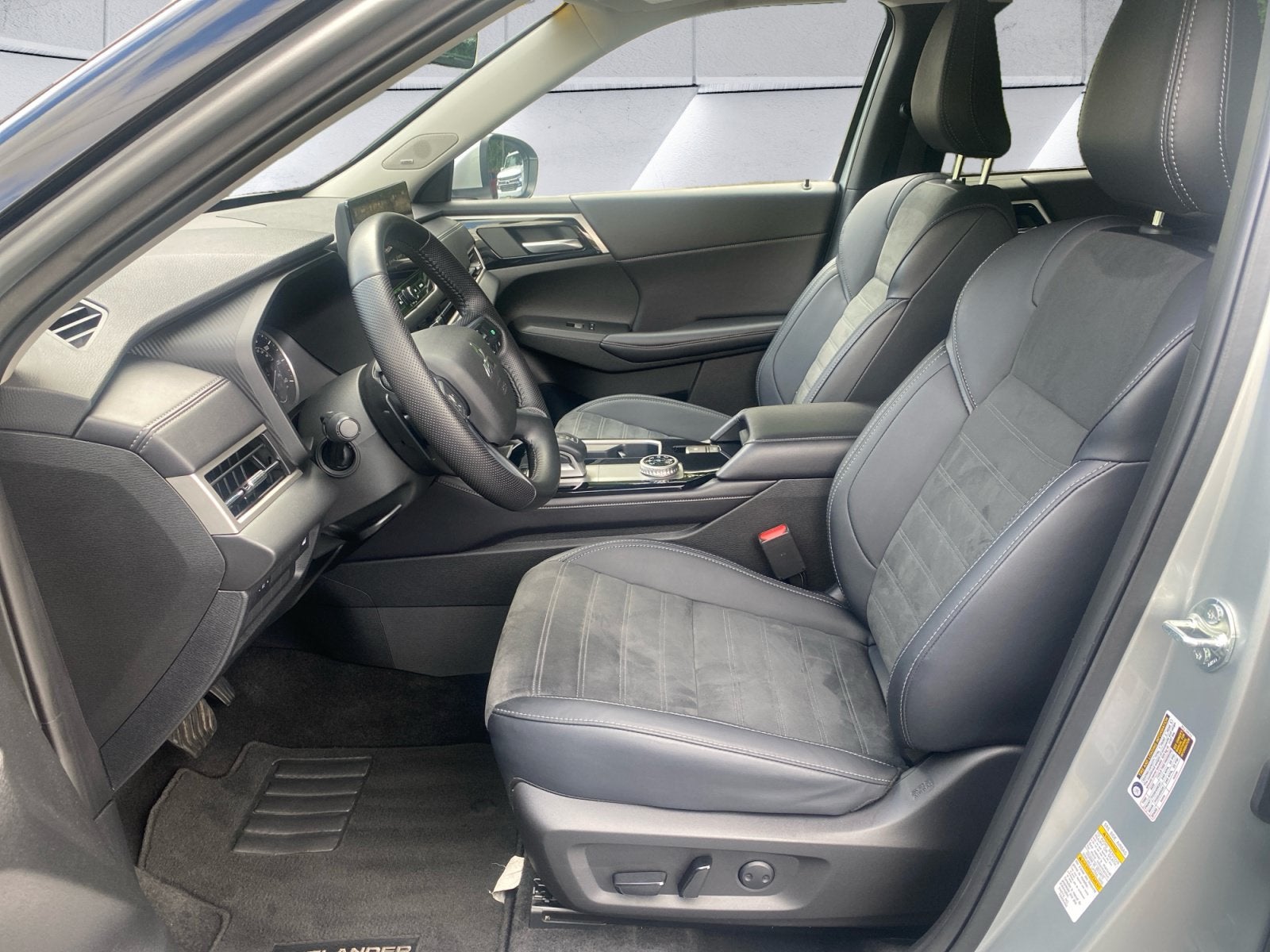 2025 Mitsubishi Outlander Base